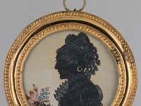 GG Min 20  GG Min 20 RS, Deutsch um 1815, Silhouette einer Dame mit Blumen - Rückseite, Papier, Durchmesser 6,6 cm : Museumsfoto: Claus Cordes